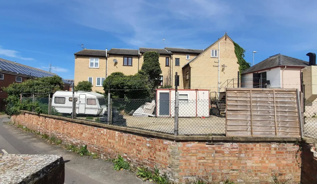 Current view of Leonard’s Pizza and the building which will be demolished to open the way to a new development of 7 flats and two commercial units. 