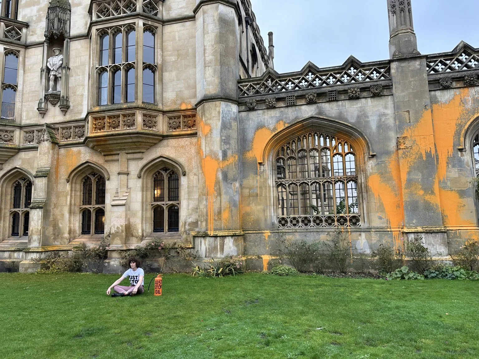 At around midday today, Chiara Sarti, a PhD student working in the department of Computer Science at Cambridge, used a fire extinguisher to spray orange paint over the iconic neo gothic gatehouse at King’s College.