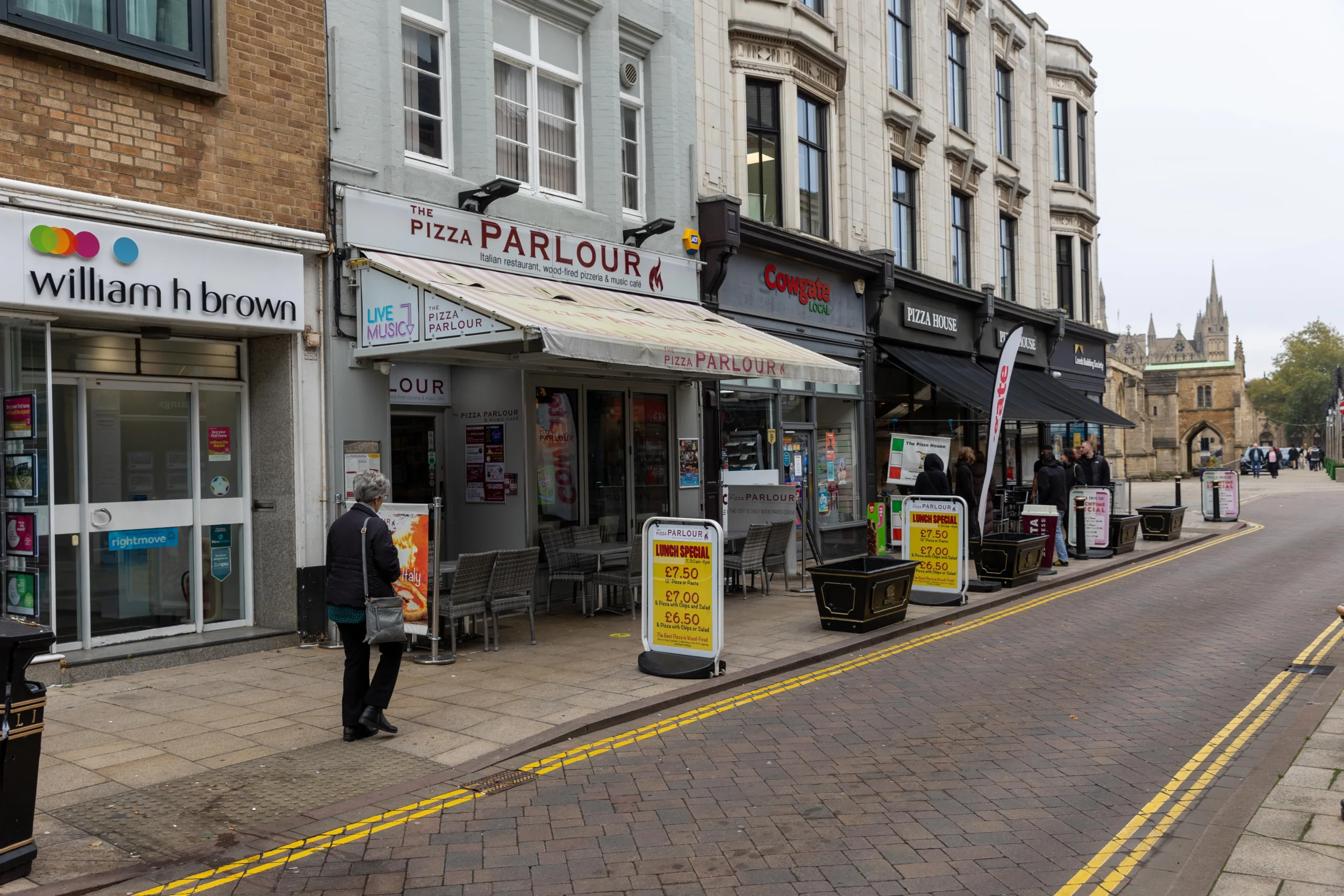 572 people signed a petition to the city council saying that “e the customers of the Pizza Parlour and Music Café submit this petition to support for the construction of the new fixed canopy outside of the restaurant to allow customers to enjoy outside dining”. But the fixed canopy has lost its final battle with planners. PHOTO: Terry Harris